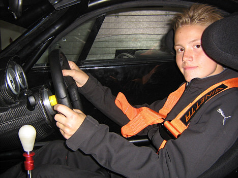 Emil Andersen prøvesidder sin nye racer.